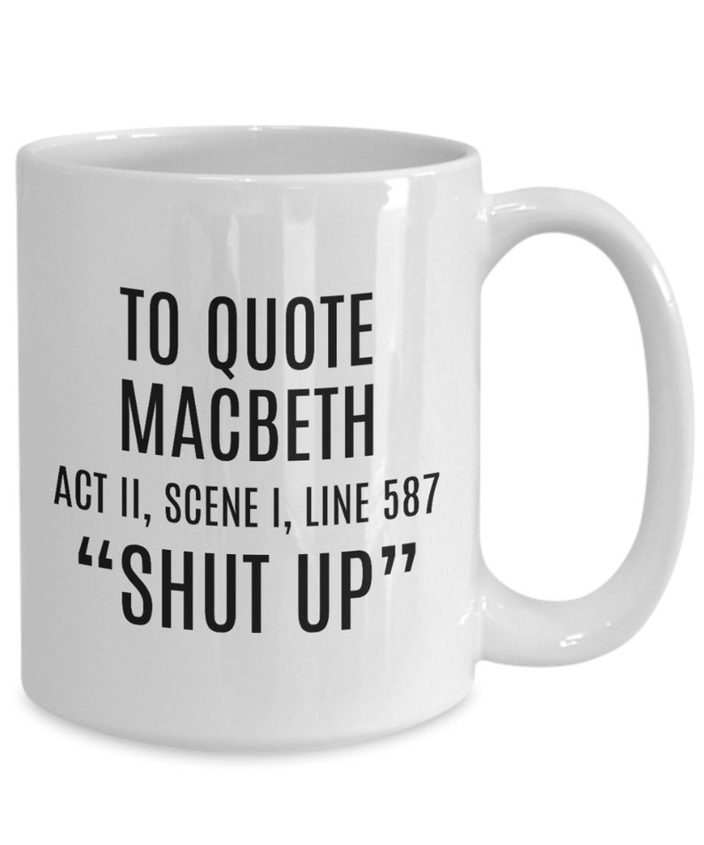 Puede incluir: Taza de caf&eacute; de cer&aacute;mica blanca con texto negro que dice "To quote Macbeth Act II, Scene I, Line 587 "Shut Up""