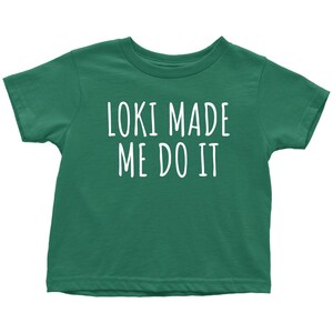 Op de afbeelding: Een groen T-shirt voor peuters met witte tekst die "Loki Made Me Do It" zegt.