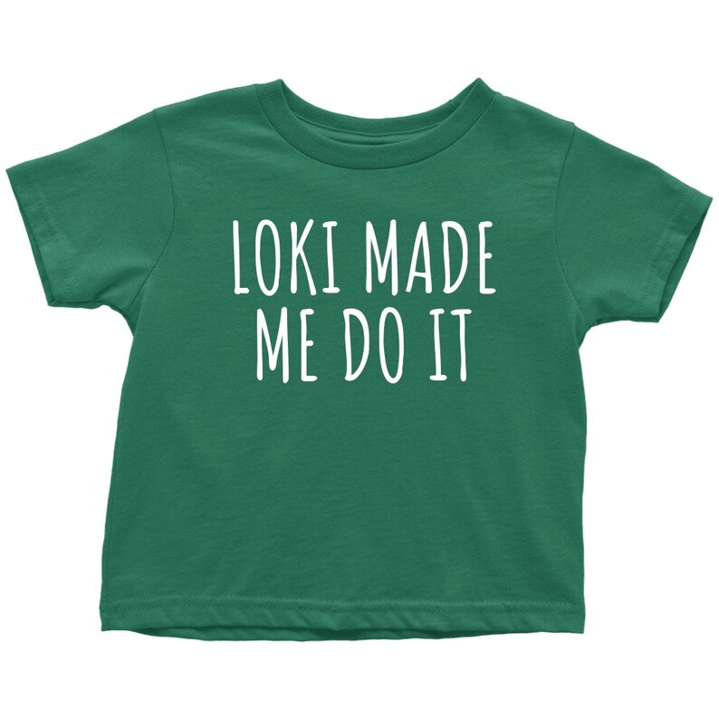 Op de afbeelding: Een groen T-shirt voor peuters met witte tekst die "Loki Made Me Do It" zegt.