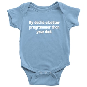 Pode incluir: Body de bebé azul claro com o texto branco: "My dad is a better programmer than your dad." O body tem mangas curtas e botões de pressão na parte inferior. Uma peça de roupa de bebé divertida.