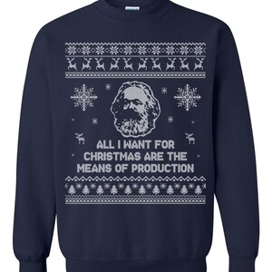 K&ouml;nnte beinhalten: Marineblaues Sweatshirt mit wei&szlig;em, festlichem Muster. Das Design umfasst Schneeflocken, Rentiere und das Bild eines b&auml;rtigen Mannes. Der Text lautet: "ALL I WANT FOR CHRISTMAS ARE THE MEANS OF PRODUCTION."