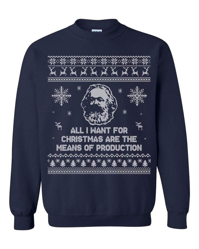 K&ouml;nnte beinhalten: Marineblaues Sweatshirt mit wei&szlig;em, festlichem Muster. Das Design umfasst Schneeflocken, Rentiere und das Bild eines b&auml;rtigen Mannes. Der Text lautet: "ALL I WANT FOR CHRISTMAS ARE THE MEANS OF PRODUCTION."