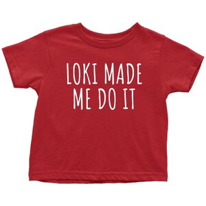 Op de afbeelding: Rood T-shirt met korte mouwen met witte tekst die "Loki made me do it" zegt.