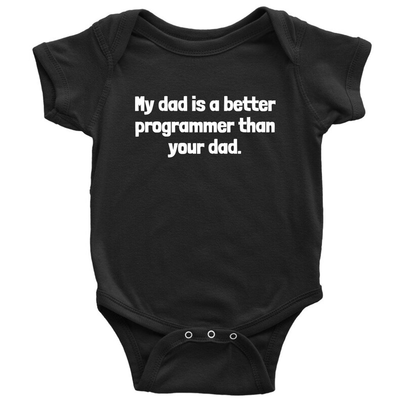 以下が含まれることがあります： 白いテキストで「My dad is a better programmer than your dad」と書かれた黒いベビーボディスーツ。 ボディスーツは半袖で、下部に3つのスナップ留めが付いています。 ユーモラスでオタクなベビー服。