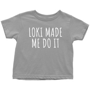Op de afbeelding: Een grijs T-shirt met korte mouwen met de tekst "Loki made me do it" in wit.