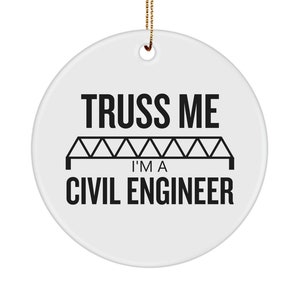 以下が含まれることがあります： 白い丸いセラミックオーナメントで、黒い文字で「TRUSS ME I'M A CIVIL ENGINEER」と書いてあり、黒いシルエットのトラス橋が描かれています。