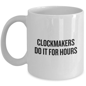 Peut inclure: Une tasse à café en céramique blanche avec du texte noir qui dit "Clockmakers do it for hours".