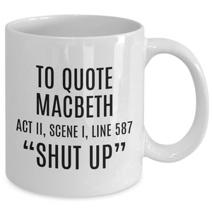 Puede incluir: Taza de caf&eacute; de cer&aacute;mica blanca con texto negro que dice "To quote Macbeth Act II, Scene I, Line 587 "Shut Up""