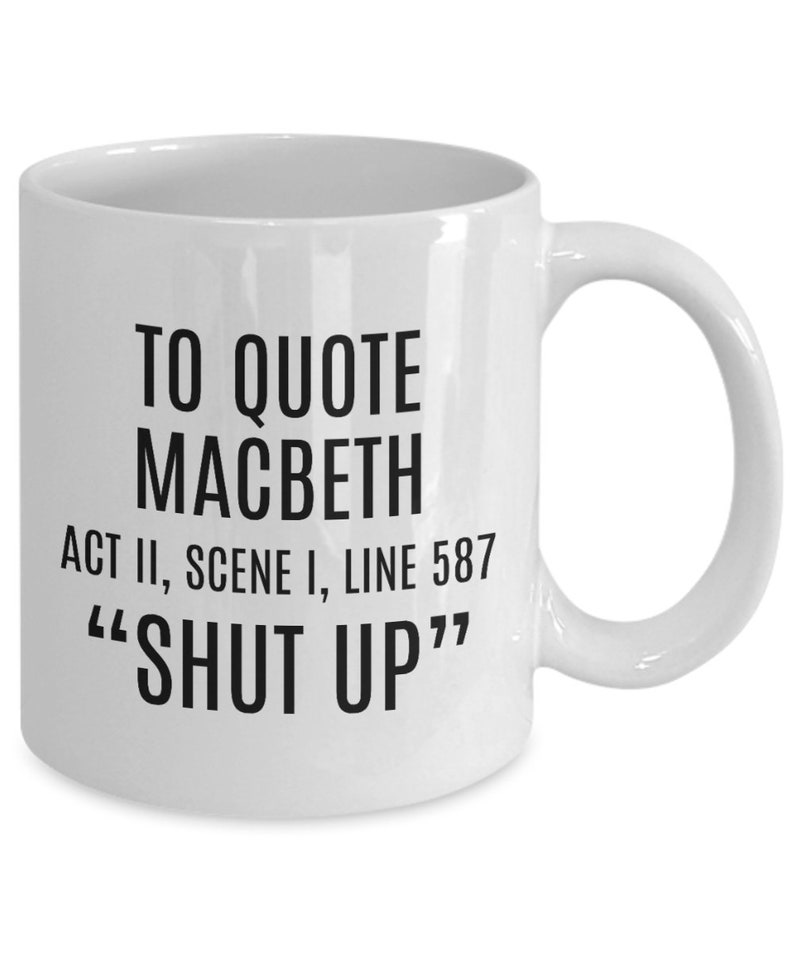 Puede incluir: Taza de caf&eacute; de cer&aacute;mica blanca con texto negro que dice "To quote Macbeth Act II, Scene I, Line 587 "Shut Up""