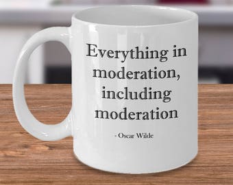 Tazza con citazione di Oscar Wilde - Tutto con moderazione, regalo letterario