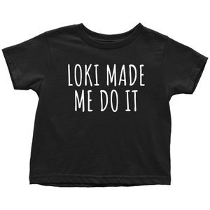 Op de afbeelding: Zwart T-shirt met witte tekst die "Loki Made Me Do It" zegt.