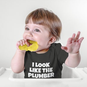 Funny Plumber Baby Shirt Plumber Baby One-piece I Look Like The Plumber Baby Shower Gift Idea Many Sizes And Colors Available zdjęcie 2