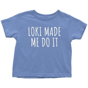 Op de afbeelding: Een lichtblauw T-shirt voor peuters met de tekst "Loki Made Me Do It" in wit.