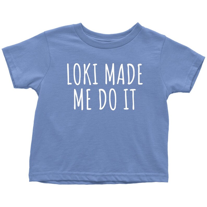 Op de afbeelding: Een lichtblauw T-shirt voor peuters met de tekst "Loki Made Me Do It" in wit.