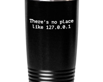 Könnte beinhalten: Schwarzer isolierter Becher mit silbernem Rand und Deckel. Der Text "There's no place like 127.0.0.1" ist in Weiß aufgedruckt. Der Becher hat ein geriffeltes Design am Boden.