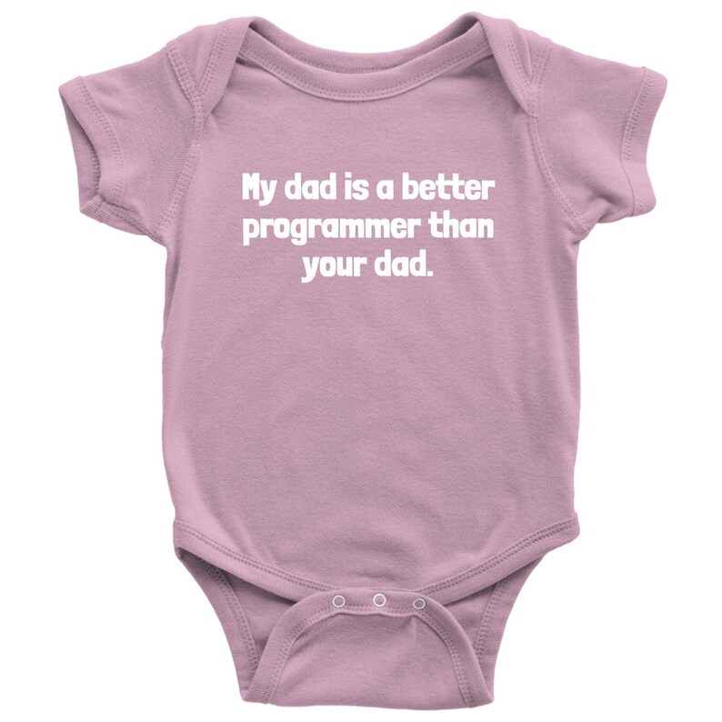 以下が含まれることがあります： 「My dad is a better programmer than your dad」の白文字がプリントされた、薄紫色のベビー用ロンパース。半袖で、股下にはスナップボタンが付いています。