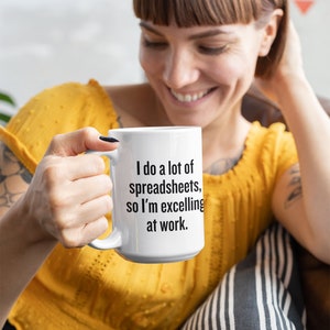 Bokföringsmugg - Rolig bokföringsmugg - Excel-mugg - Jag utmärker mig på jobbet - Bokföringspresent bild 2