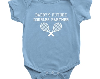 Söt tennisbabybody - Tennisbody - Pappas framtida dubbelpartner - Tennisspelares babypresent - Många storlekar och färger