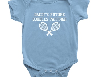 Lindo tenis bebé de una pieza - Traje de tenis para bebés - Daddy's Future Doubles Partner - Regalo de bebé de jugador de tenis - Muchos tamaños y colores