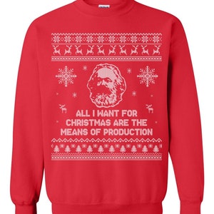 K&ouml;nnte beinhalten: Rotes Sweatshirt mit wei&szlig;er Grafik von Karl Marx und dem Text "ALL I WANT FOR CHRISTMAS ARE THE MEANS OF PRODUCTION." Das Design umfasst Schneeflocken, Rentiere und Weihnachtsb&auml;ume.
