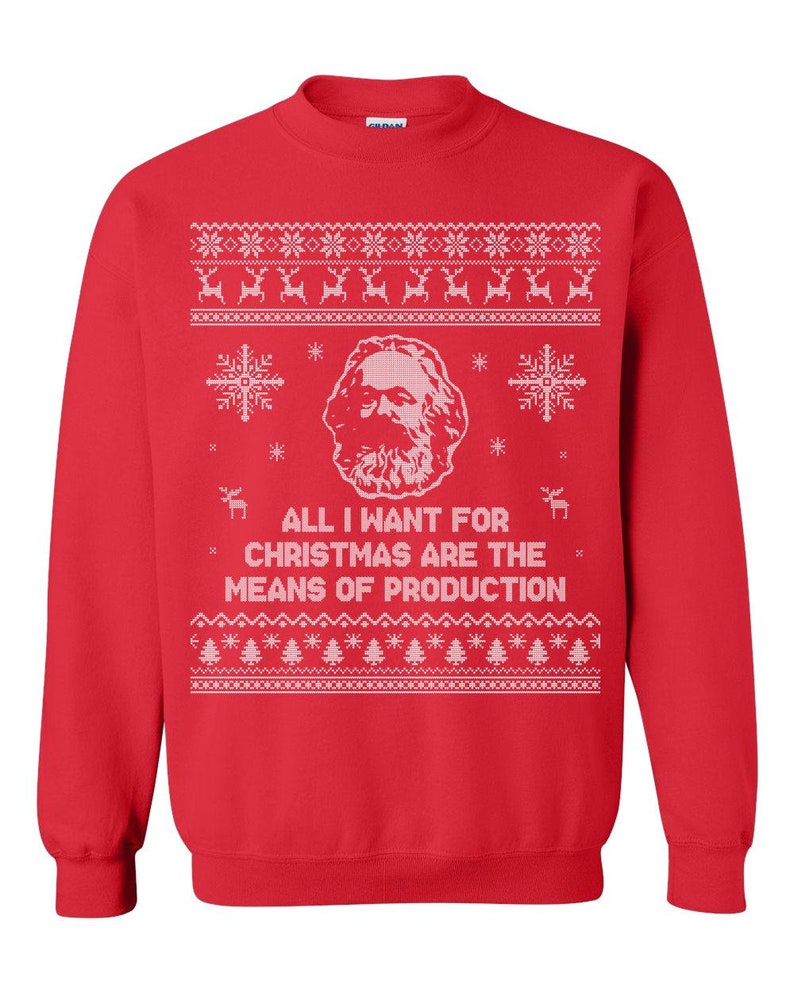 K&ouml;nnte beinhalten: Rotes Sweatshirt mit wei&szlig;er Grafik von Karl Marx und dem Text "ALL I WANT FOR CHRISTMAS ARE THE MEANS OF PRODUCTION." Das Design umfasst Schneeflocken, Rentiere und Weihnachtsb&auml;ume.