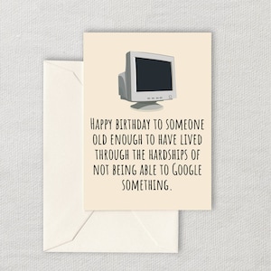 Może przedstawiać: Humorystyczna kartka urodzinowa z ilustracją retro monitora komputerowego i tekstem "HAPPY BIRTHDAY TO SOMEONE OLD ENOUGH TO HAVE LIVED THROUGH THE HARDSHIPS OF NOT BEING ABLE TO GOOGLE SOMETHING."