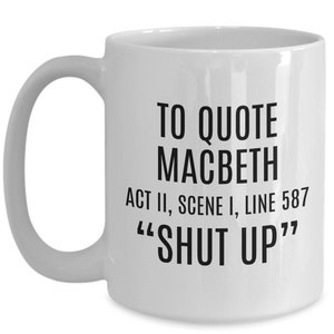 Puede incluir: Taza de caf&eacute; de cer&aacute;mica blanca con texto negro que dice "To quote Macbeth Act II, Scene I, Line 587 "Shut Up""