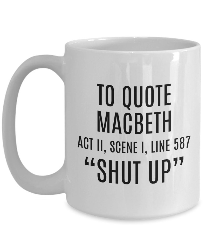 Puede incluir: Taza de caf&eacute; de cer&aacute;mica blanca con texto negro que dice "To quote Macbeth Act II, Scene I, Line 587 "Shut Up""
