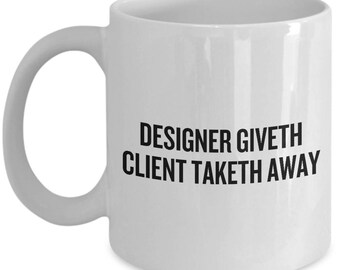 Könnte beinhalten: Weiße Keramik-Kaffeetasse mit schwarzem Text, der "Designer Giveth Client Taketh Away" lautet.