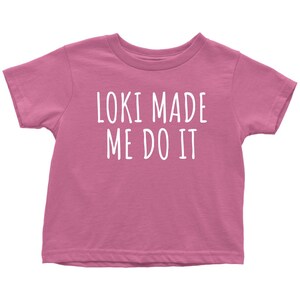 Op de afbeelding: Roze T-shirt voor peuters met de tekst "Loki Made Me Do It" in wit.