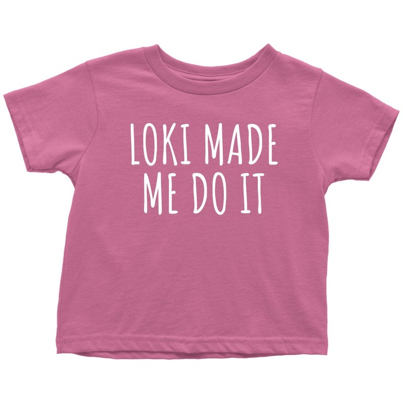 Op de afbeelding: Roze T-shirt voor peuters met de tekst "Loki Made Me Do It" in wit.