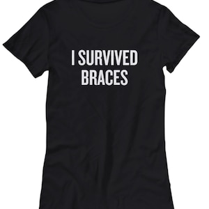 Camisa com aparelho - Camiseta com aparelho dentário - Presente com aparelho - Eu sobrevivi ao aparelho - Camiseta feminina