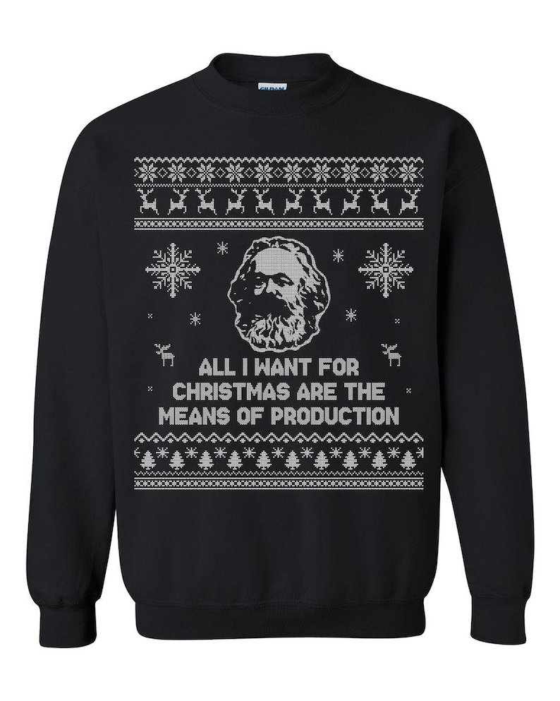 K&ouml;nnte beinhalten: Schwarzes Sweatshirt mit wei&szlig;em, pixeligem Design. Das Design umfasst Schneeflocken, Rentiere und ein Portr&auml;t von Karl Marx. Der Text "ALL I WANT FOR CHRISTMAS ARE THE MEANS OF PRODUCTION" ist darunter gedruckt.