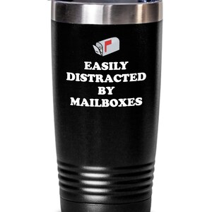 Regalo divertido de cartero - Vaso de cartero - Regalo de trabajador postal - Regalo de cartero - Fácilmente distraído por buzones