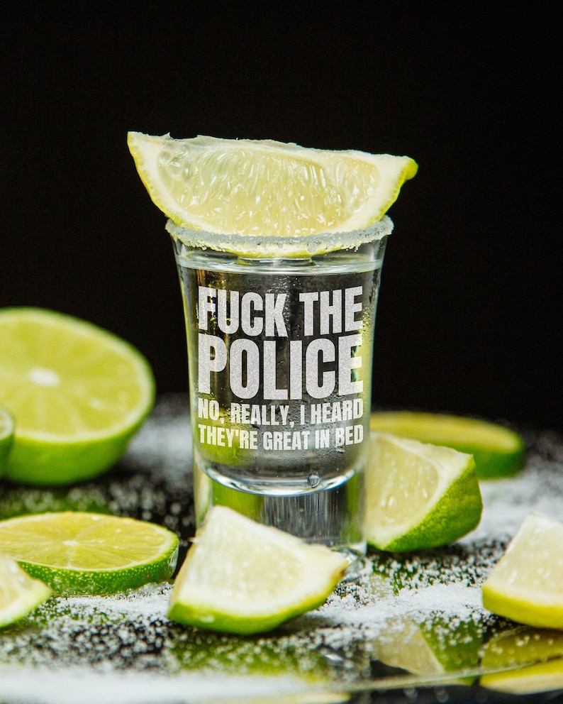 Funny Police Officer Gift - Funny Cop Shot Glass - Policeman Present - I Heard They're Great In Bed 画像 1