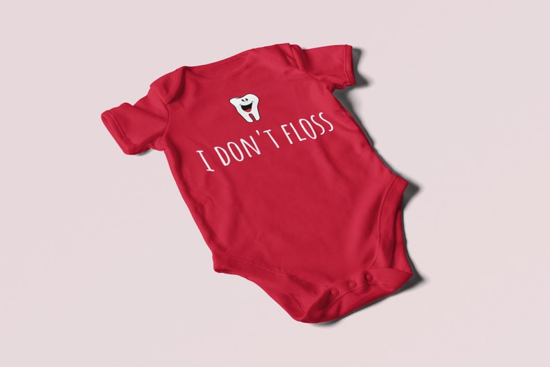 Peut inclure: Combinaison b&eacute;b&eacute; rouge avec une dent de dessin anim&eacute; blanche et le texte "Je ne passe pas de fil dentaire".
