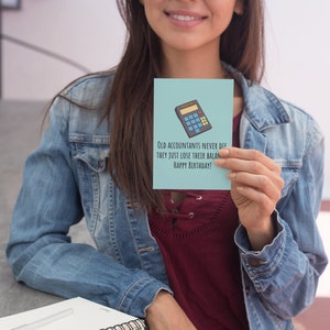 Puede incluir: Una tarjeta azul con una calculadora de dibujos animados y el texto "Los viejos contables nunca mueren, solo pierden el equilibrio &iexcl;Feliz cumplea&ntilde;os!"