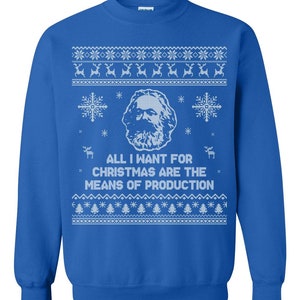 K&ouml;nnte beinhalten: K&ouml;nigsblaues Sweatshirt mit wei&szlig;er Karl Marx-Grafik und dem Text "ALL I WANT FOR CHRISTMAS ARE THE MEANS OF PRODUCTION". Das Design umfasst Schneeflocken, Rentiere und Weihnachtsb&auml;ume.