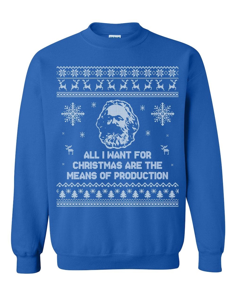 K&ouml;nnte beinhalten: K&ouml;nigsblaues Sweatshirt mit wei&szlig;er Karl Marx-Grafik und dem Text "ALL I WANT FOR CHRISTMAS ARE THE MEANS OF PRODUCTION". Das Design umfasst Schneeflocken, Rentiere und Weihnachtsb&auml;ume.