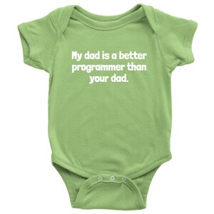 以下が含まれることがあります： 「My dad is a better programmer than your dad」の白い文字がプリントされた、明るい緑色のベビーボディスーツ。 短い袖と、おむつ替えがしやすいように下部にスナップが付いています。 ユーモラスで遊び心のあるベビー服です。