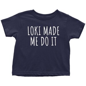 Op de afbeelding: Een donkerblauw T-shirt voor peuters met witte tekst die "Loki Made Me Do It" zegt.