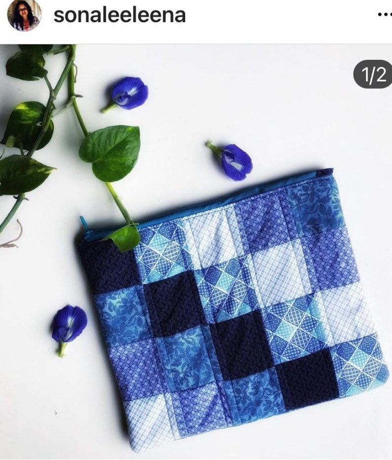 K&ouml;nnte beinhalten: Eine blaue und wei&szlig;e Patchwork-Kosmetiktasche mit Karomuster. Die Tasche besteht aus Stoffresten, die in einem Quilt-&auml;hnlichen Stil zusammengen&auml;ht wurden.