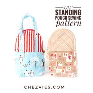 Pode incluir: Dois padrões de costura de bolsas de pé. Uma bolsa tem uma estampa de pinguins azuis com uma parte superior listrada em vermelho e branco e alças azuis. A outra bolsa é bege com uma parte superior pontilhada e uma estampa de corações e flores.