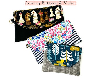 Puede incluir: Tres bolsos de tela con las inscripciones HANAMI POCHETTE Sewing Pattern & Video y CHEZVIES.COM. Uno presenta tela negra con piezas de ajedrez, otro tiene un estampado floral colorido con rayas azul marino y otro muestra un estampado de bosque.