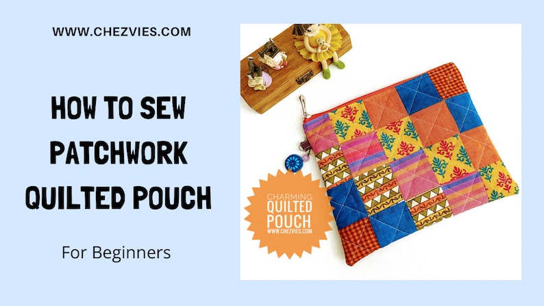 K&ouml;nnte beinhalten: Eine farbenfrohe Patchwork-Stepptasche mit Rei&szlig;verschluss. Die Tasche besteht aus verschiedenen Stoffen in Rot-, Orange-, Gelb-, Blau- und Gr&uuml;nt&ouml;nen. Die Tasche liegt auf einer wei&szlig;en Oberfl&auml;che. "Charming Quilted Pouch" steht auf einem sternf&ouml;rmigen Etikett.