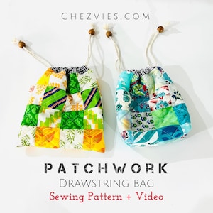 Puede incluir: Dos bolsas de cordón de patchwork, una amarilla y verde, la otra azul y verde, con detalles de tela blanca. Las bolsas están hechas de tela acolchada y tienen un cierre de cordón. Las bolsas están sobre una superficie blanca con el texto "PATCHWORK DRAWSTRING BAG Sewing Pattern + Video" debajo.