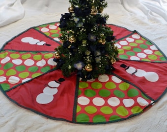 Weihnachtsbaum-Röcke , rote, blaue, silberne und goldene Röcke, verschiedene Größen und Designs, formelle und lässige Weihnachts- und Feiertagsdekorationen