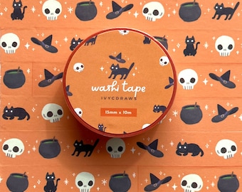 Puede incluir: Un rollo de cinta washi naranja con temática de Halloween. La cinta presenta un patrón repetitivo de gatos negros, calaveras, calderos y sombreros de bruja. La cinta tiene 15 mm de ancho y 10 metros de largo. El texto en la cinta dice "washi tape IVYCDRAWS 15mm x 10m".