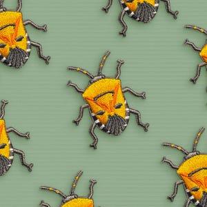 Op de afbeelding: Zes geborduurde strijkpatches van gele en oranje kevers met zwarte en witte markeringen. De kevers hebben een cartoonachtig uiterlijk met een glimlachend gezicht.