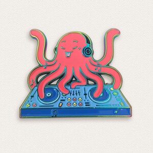 Peut inclure: Une pieuvre rose portant des écouteurs et jouant sur une table de mixage DJ bleue avec un disque dessus. La pieuvre a la langue qui sort et des notes de musique autour d'elle.